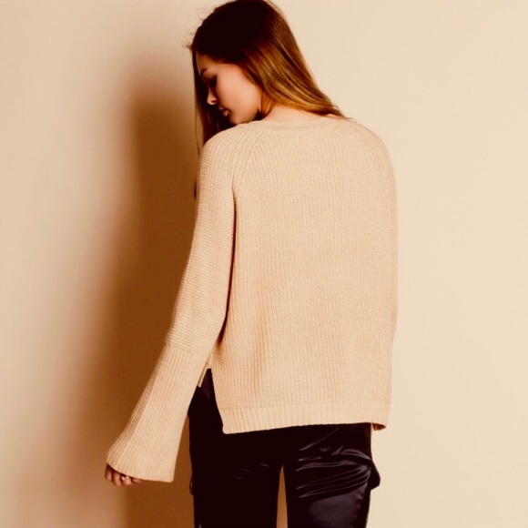 NWOT Yan  LaceUp V Neck Sweater with Long Flared Sleeves Size Large - Picture 3 of 5